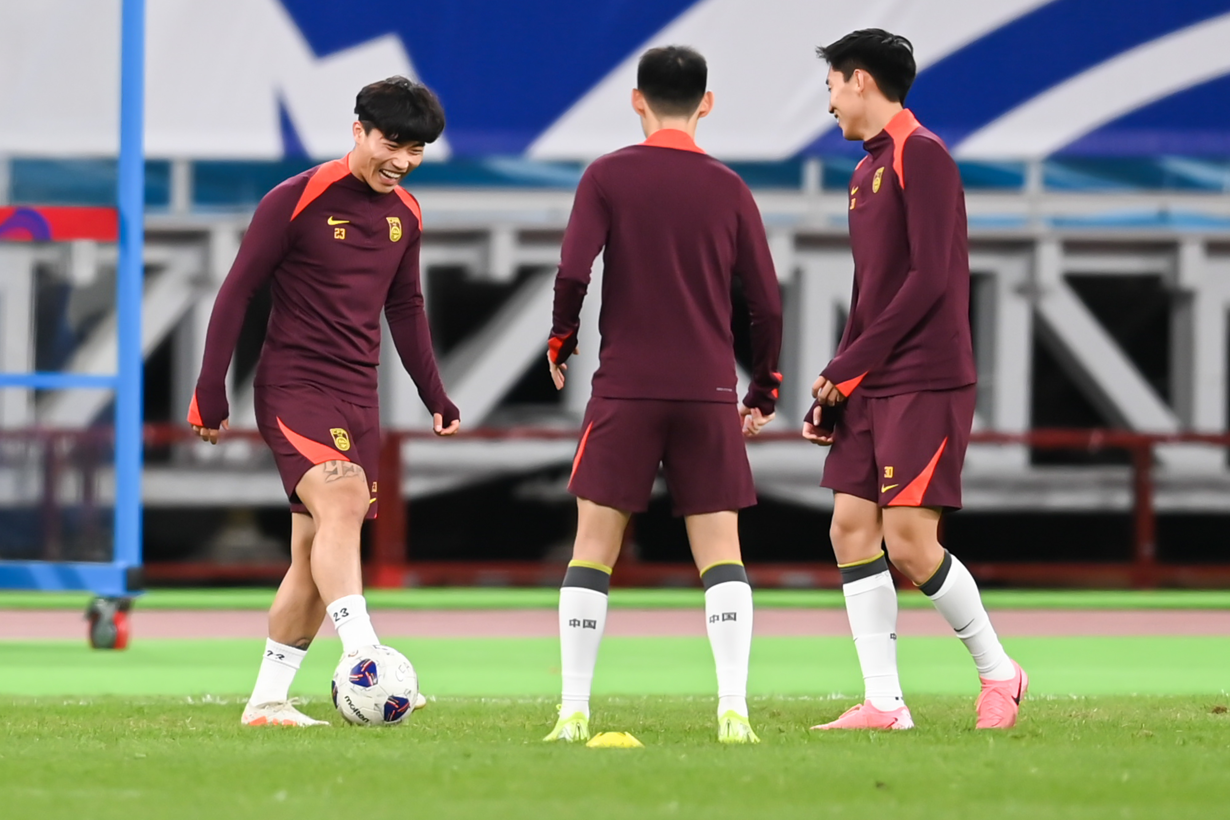 包含国足备战状态高涨，迎接国际赛事挑战的词条